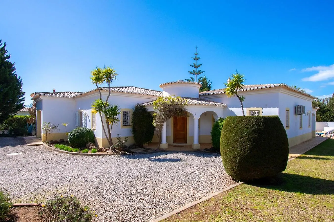 Villa La Pausa - Serene 3-Bedroom Retreat With Heated Pool Carvoeiro