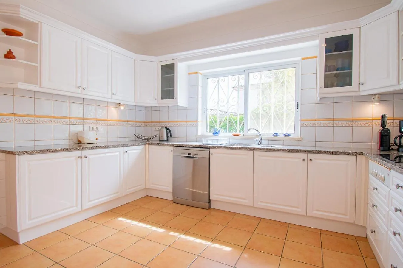 Villa La Pausa - Serene 3-Bedroom Retreat With Heated Pool Carvoeiro